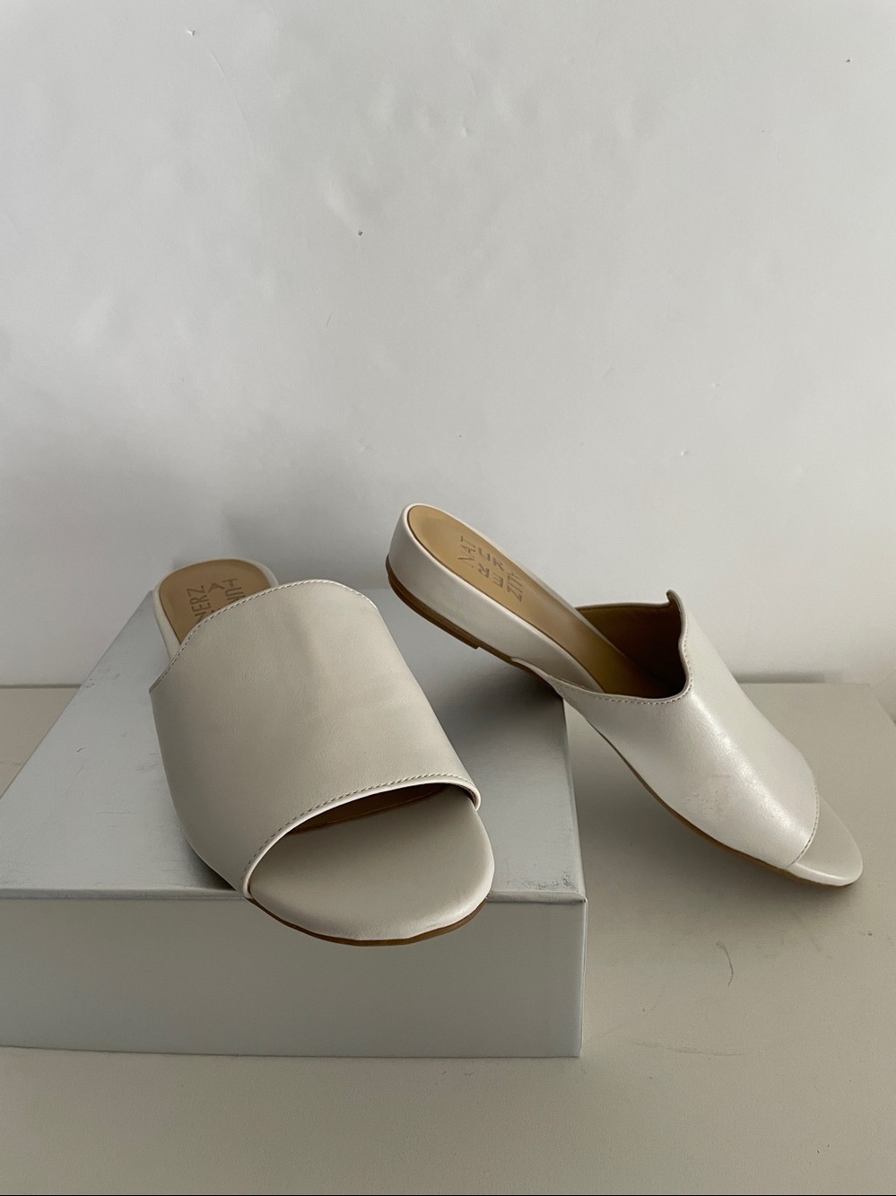 Naturalizer White Slip on Soft Faux Leather Flat Slides/Sandals NWOT new